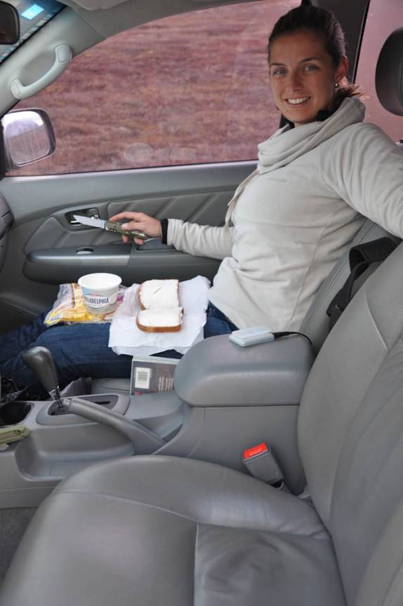 A Ana preparando o nosso almoço na Dalton Highway, no norte do Alaska